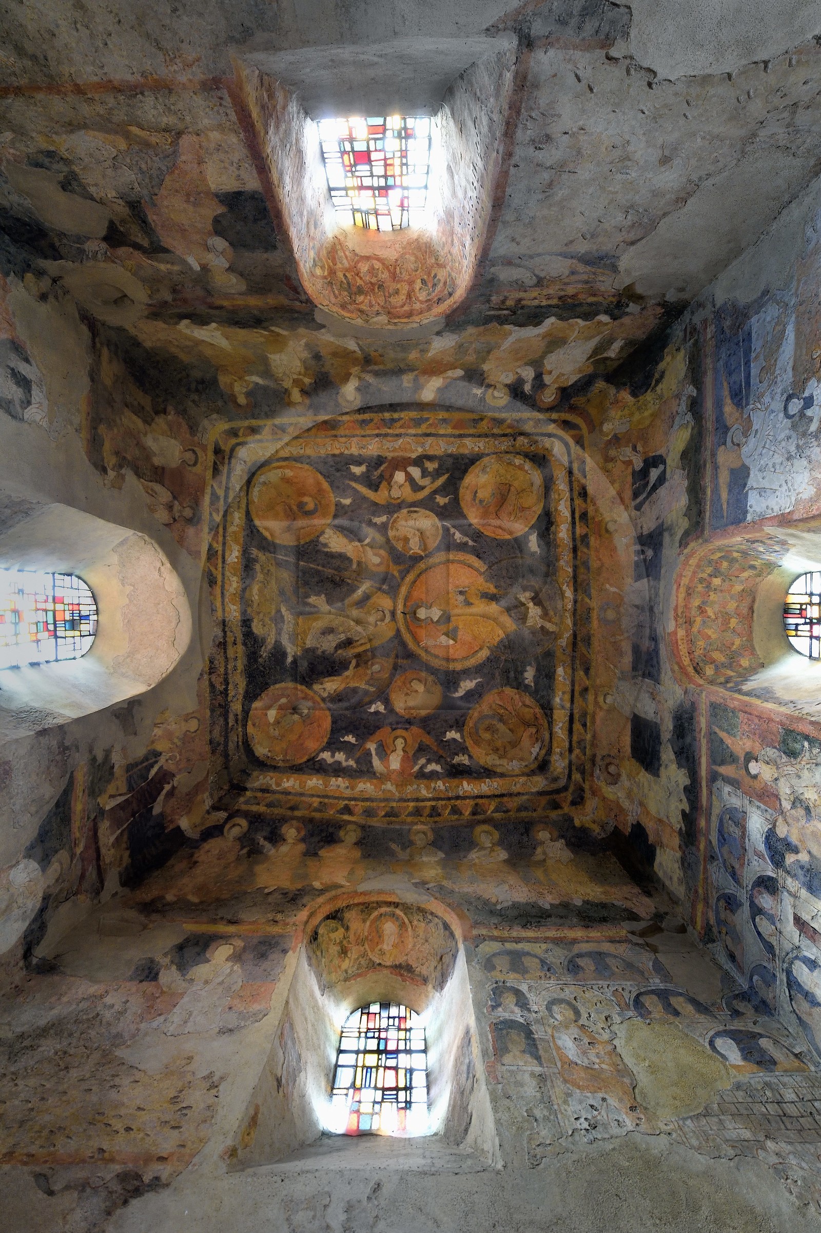 France, Haute-Loire (43), Aiguilhe, commune limitrophe du Puy-en-Velay, étape classée Patrimoine Mondial de l'UNESCO dans le cadre des chemins de Compostelle, la Chapelle Saint-Michel d'Aiguilhe, plafond peint du chœur avec le tétramorphe, l'archange et la Jérusalem céleste évoquant le jugement dernier