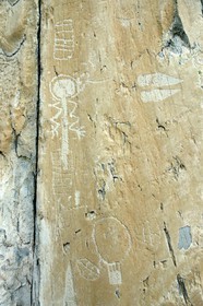 France, Alpes-Maritimes, parc national du Mercantour (Mercantour National Park), the Vallee des Merveilles (Valley of Wonders) scattered with thousands of rupestral engravings of the Bronze Age, Pas de l'Arpette (Arpette pass), the engraving called the zigzag arm Anthropomorphous and a checkerboard-like figure that could symbolize cultivated fields at the top