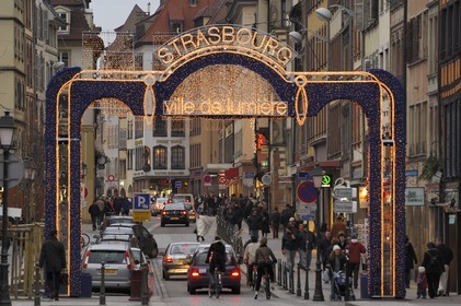 France, Bas Rhin (67), Strasbourg a Noel, entrée de la vieille ville a l' ancienne douane