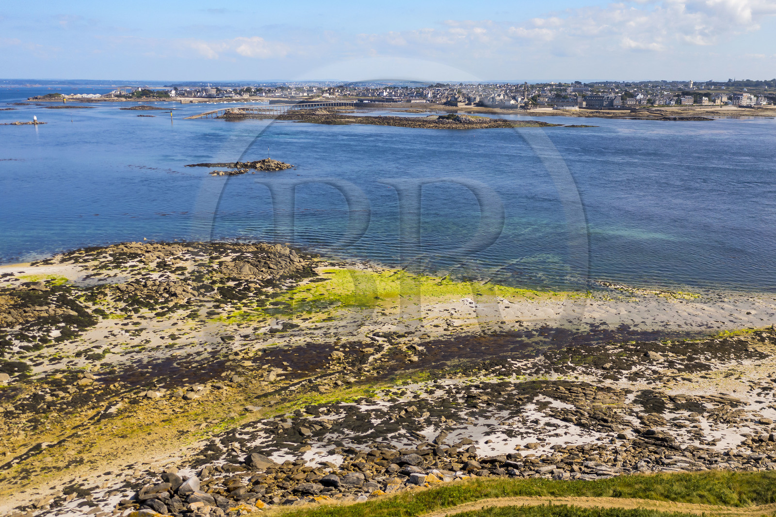 France, Finistère (29), Iles du Ponant, Ile de Batz, le chenal entre la Pointe de Penn-Batz et Roscoff en arrière plan (vue aérienne)