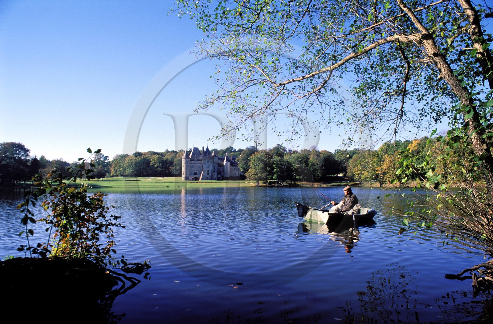 France, Cher (18), Oizon, pêcheur sur le lac du château de La Verrerie