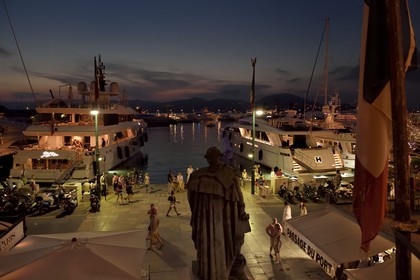France, Var, Saint-Tropez, quai de Suffren, Pierre André de Suffren bronze statue overlooking the harbor