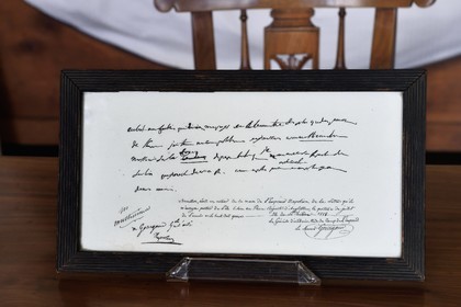 France, Charente-Maritime (17), Ile d'Aix, le bourg, le musée napoléonien, Fac-similé du brouillon de la lettre de reddition de Napoléon (13 juillet 1815), ... en but aux factions qui divisent mon pays et à l'inimitié des plus grandes puissances de l'Europe, j'ai terminé ma carrière politique, et je viens comme Thémistocle, m'asseoir sur le foyer du peuple britannique. Je me mets sous la protection de ses lois, que je réclame de votre Altesse Royale, comme au plus puissant, au plus constant, et au plus généreux de mes ennemis