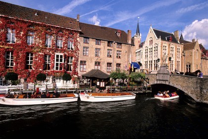 Belgique, Flandre Occidentale, Bruges (Brugge), la rivière et canal Dijver dans le vieux centre ville