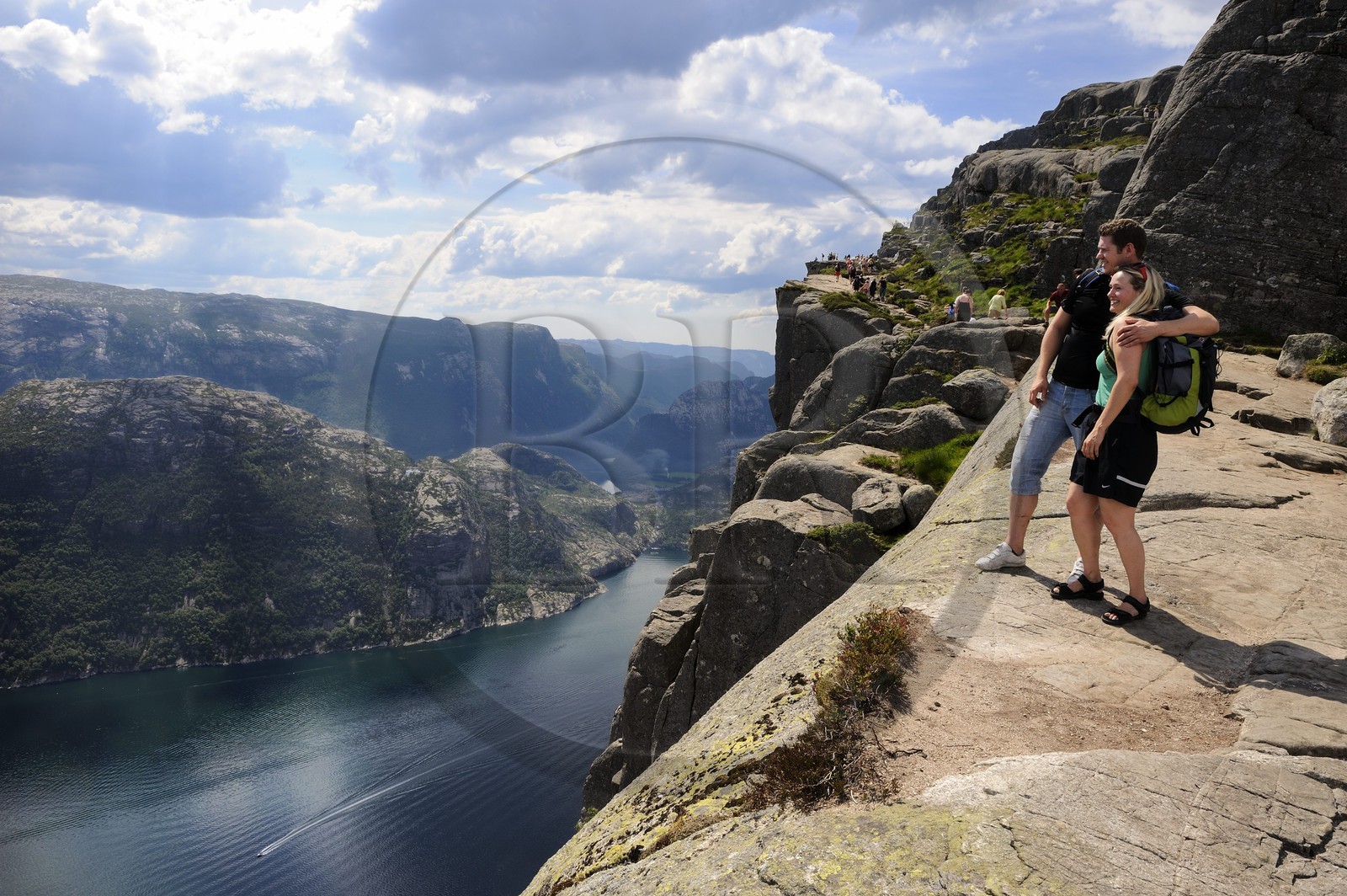 Norvège, Rogaland, le Rocher de La Chaire (Preikestolen) surplombant de 600m le Lysefjord, fjord de Lysebotn