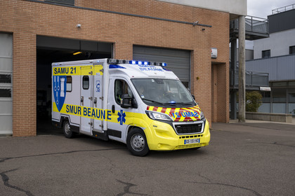 France, Côte-d'Or (21), les climats de Bourgogne classés Patrimoine Mondial de l'UNESCO, Beaune, Hospices Civils de Beaune, le centre hospitalier, nouveau camion médicalisé du SMUR (Service Mobile d'Urgence et de Réanimation) acquis grâce aux revenus de l’Hôtel-Dieu et du domaine viticole des Hospices de Beaune