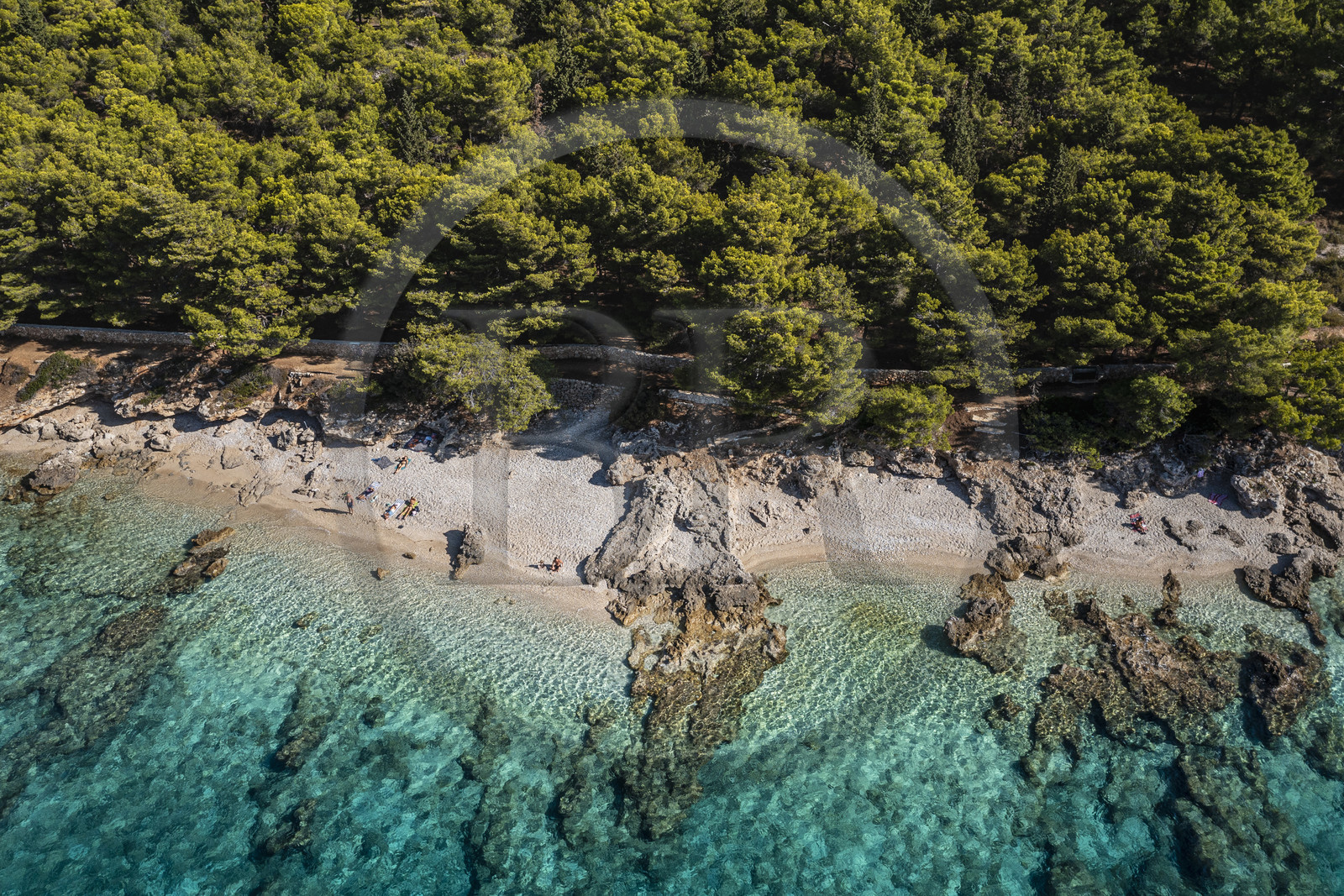 Croatie, Dalmatie, cote dalmate, Ile de Brac, Bol, la continuation de la plage de Zlatni Rat ou Corne d'or (vue aérienne)