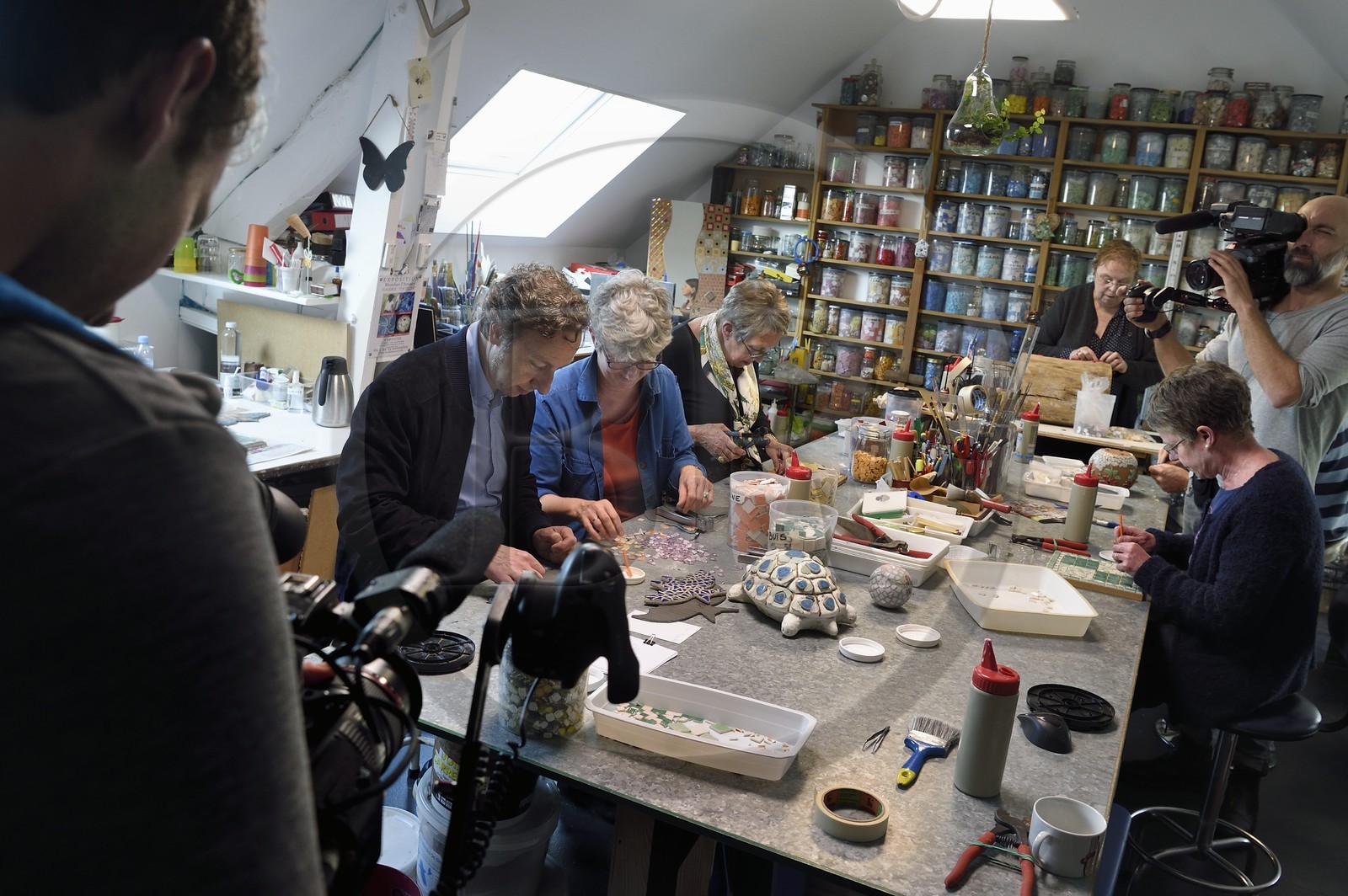France, Yvelines (78), Montchauvet, tournage pour la télévision du Village Préféré des Français avec Stéphane Bern, Stéphane Bern avec Laurence Pilo dans les Ateliers Clairviane