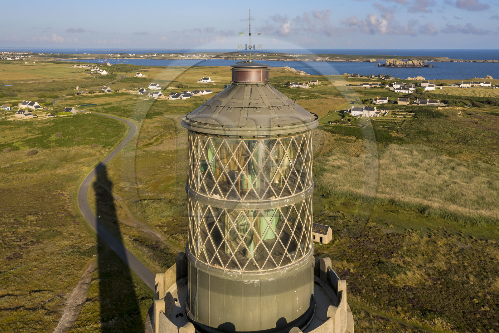 France, Finistère (29), Mer d'Iroise, Ile d'Ouessant, le phare du Créac’h et la baie de Lampaul en arrière plan (vue aérienne)