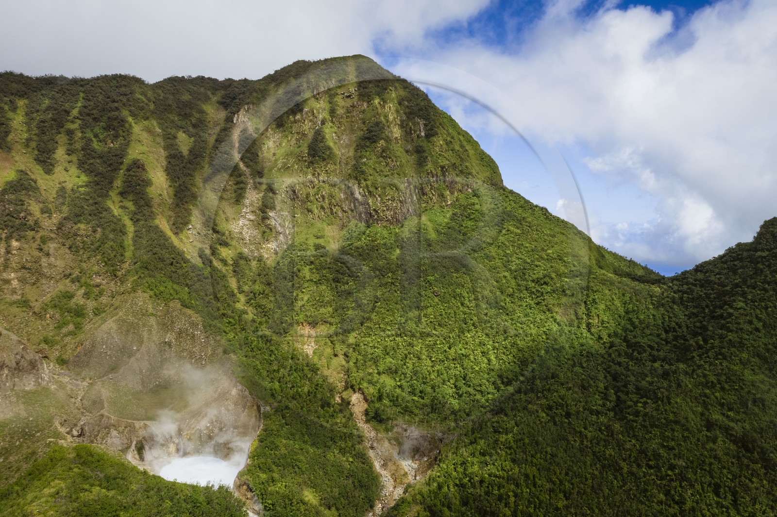 Caraïbes, Ile de la Dominique, Castle Bruce, Parc national du Morne Trois Pitons classé Patrimoine Mondial de l'UNESCO, Vallée de la Désolation, Boiling Lake, deuxième plus grand lac en ébullition du monde issu d'une fumerolle inondée (vue aérienne)