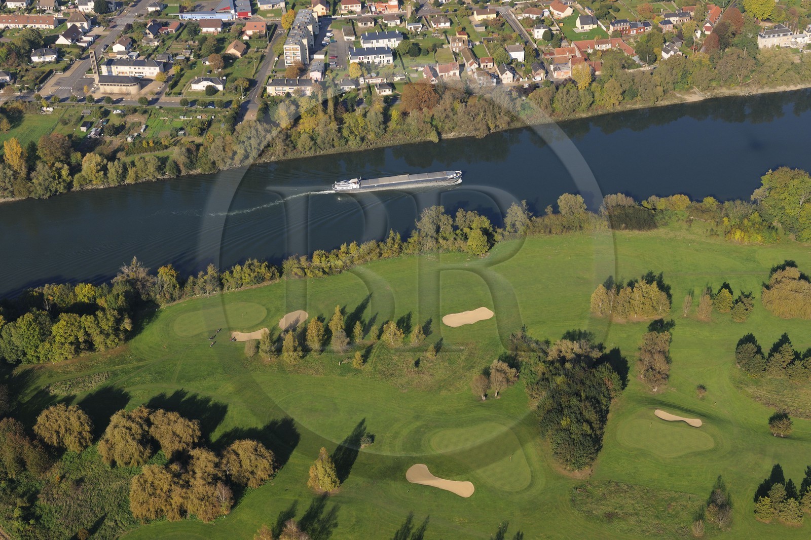 France, Seine-Maritime (76), golf de Val-de-Reuil face à la commune de Le Manoir (Pitres) en bordure de la Seine (vue aérienne)