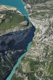Var (83) rive gauche et Alpes-de-Haute-Provence (04) rive droite, Parc Naturel Régional du Verdon, les Gorges du Verdon qui débouchent sur le lac de Sainte Croix et le pont du Galetas (vue aérienne)