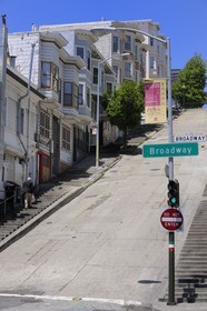 Etats-Unis, Californie, San Francisco, rue en pente donnant sur Broadway dans le quartier de North Beach
