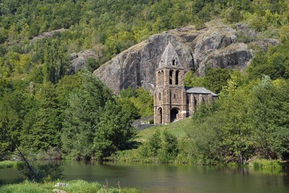 France, Haute-Loire (43), vallée de l'Allier, Saint-Julien-des-Chazes, chapelle Sainte-Marie-des-Chazes en bordure de l'Allier