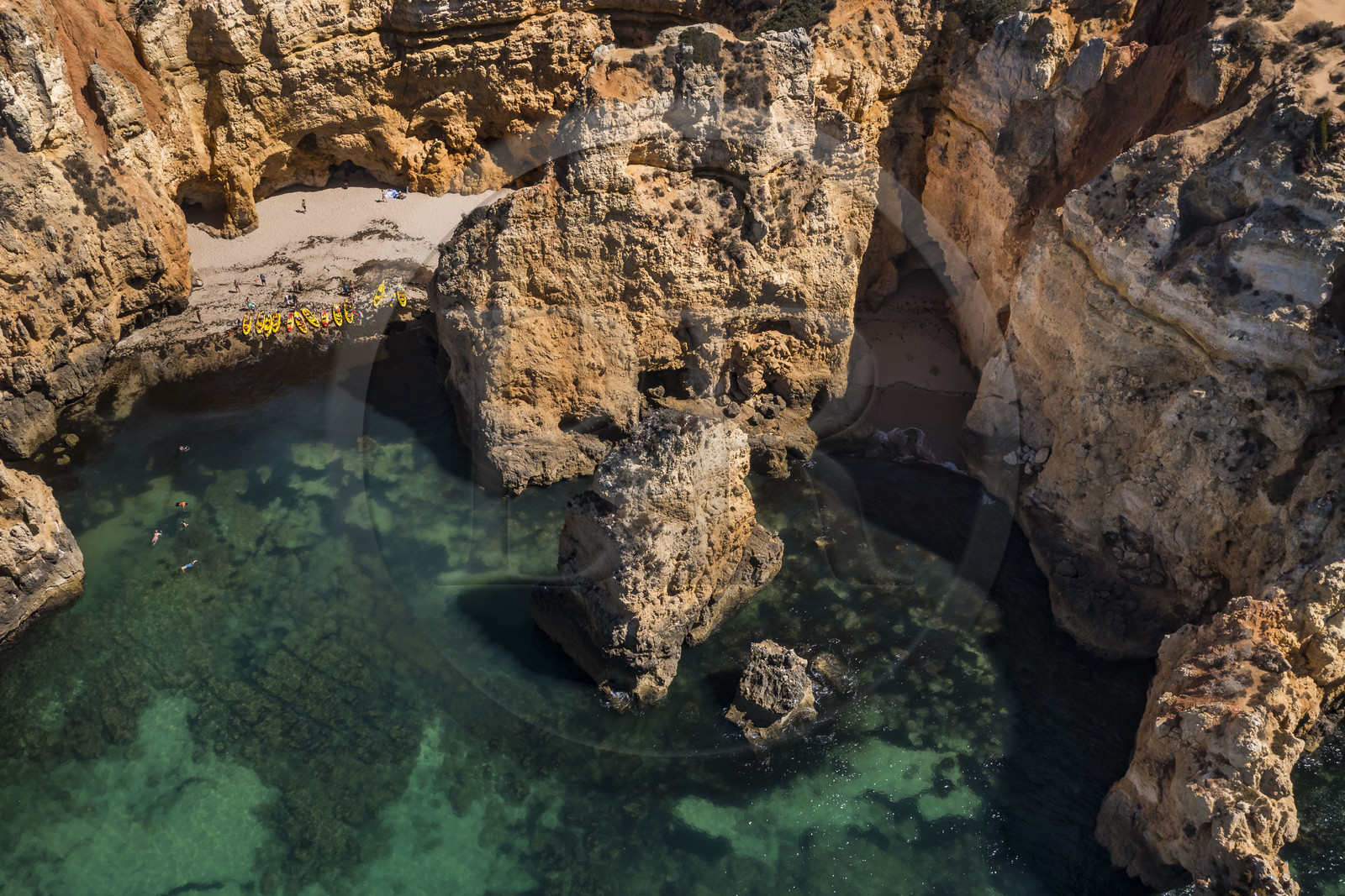 Portugal, Algarve, Lagos, découverte en kayak des criques et des grottes dans les falaises escarpées de la Ponta da Piedade (vue aérienne)