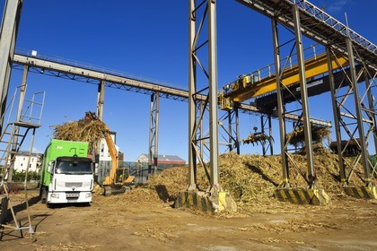 France, Ile de la Reunion, Saint-Pierre, Grands Bois, un des 11 centres de réception et de collecte de la canne à sucre aussi appelés Balance, les tracteurs amènent depuis les champs la canne dans des remorques, elle est ensuite pesée et chargée dans de grands camions appelés cachalots pour être acheminée vers l'usine sucrière du Gol