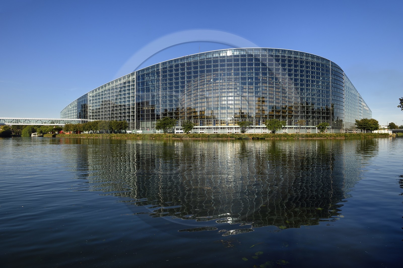 France, Bas-Rhin (67), Strasbourg, quartier européen, le Parlement européen en bordure de la rivière l'Ill et du canal de la Marne au Rhin