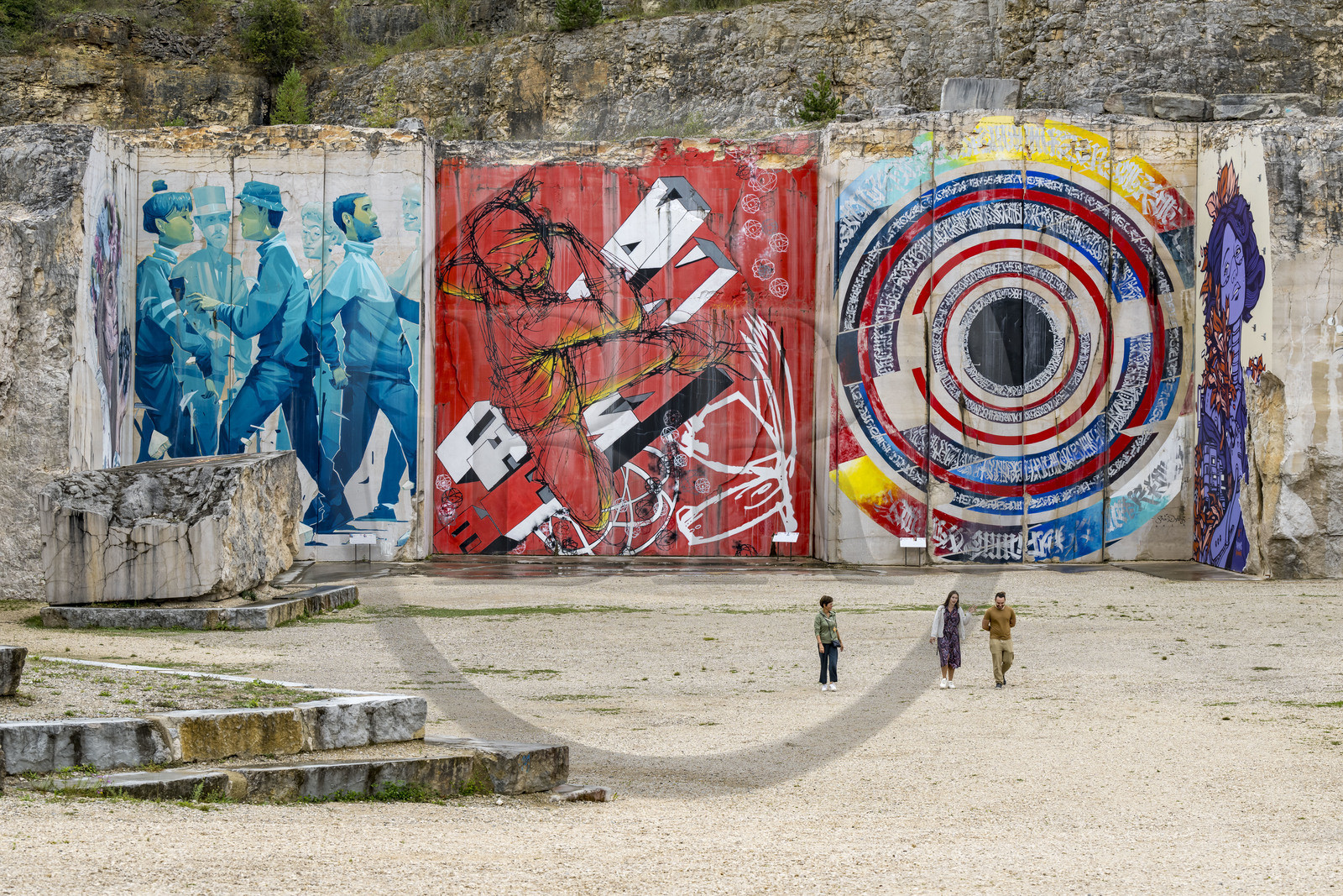 France, Côte-d'Or (21), Villars-Fontaine, La Karriere, fresques de street art dans une ancienne carrière de pierre de Bourgogne (vue aérienne)