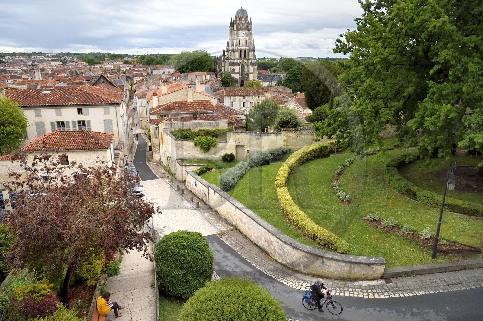 France, Charente-Maritime (17),  Saintonge, Saintes, la rue des jacobins dans la vieille ville et la cathédrale Saint-Pierre à droite, l'Abbaye aux Dames en arrière plan