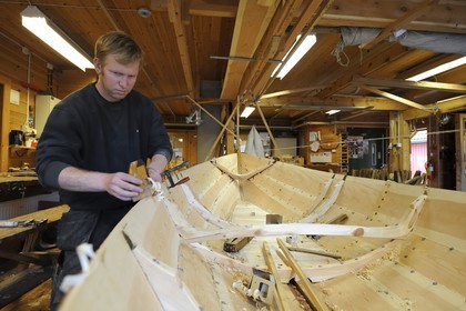 Norvège, Hordaland, Norheimsund, centre de préservation des bateaux Fartoyvernsenter, bateau en bois à rame construit traditionnellement par Bjorn Kvalvik