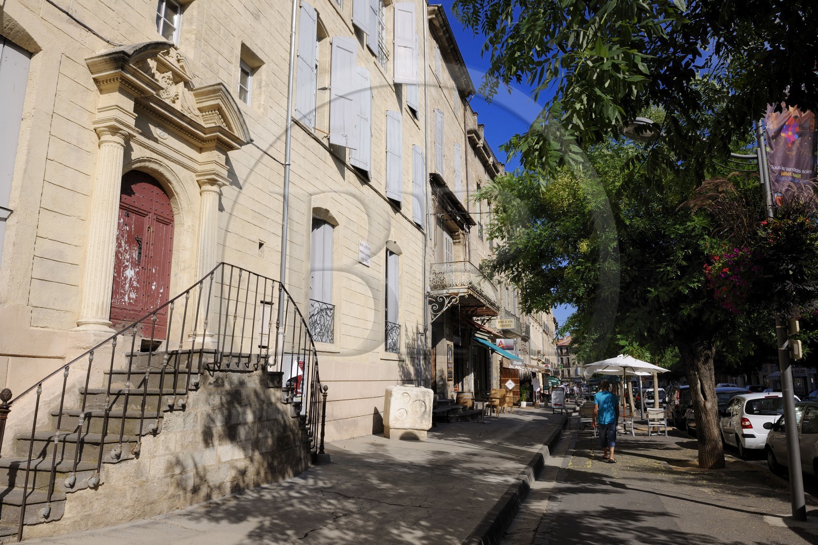 France, Hérault (34), Pézenas, Hôtel de Bezons 17éme siècle cours Jean Jaures, porte à colonnes avec entablement et fronton coupé