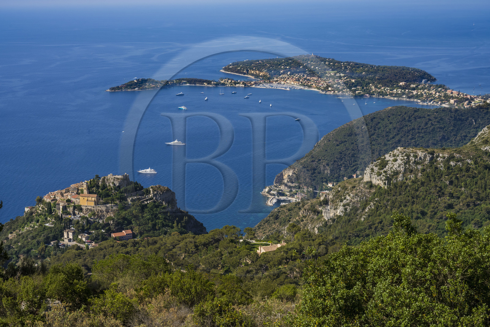 France, Alpes-Maritimes (06), le village perché d'Eze sur la moyenne corniche et la presqu'ile de Saint-Jean-Cap-Ferrat en arrière plan