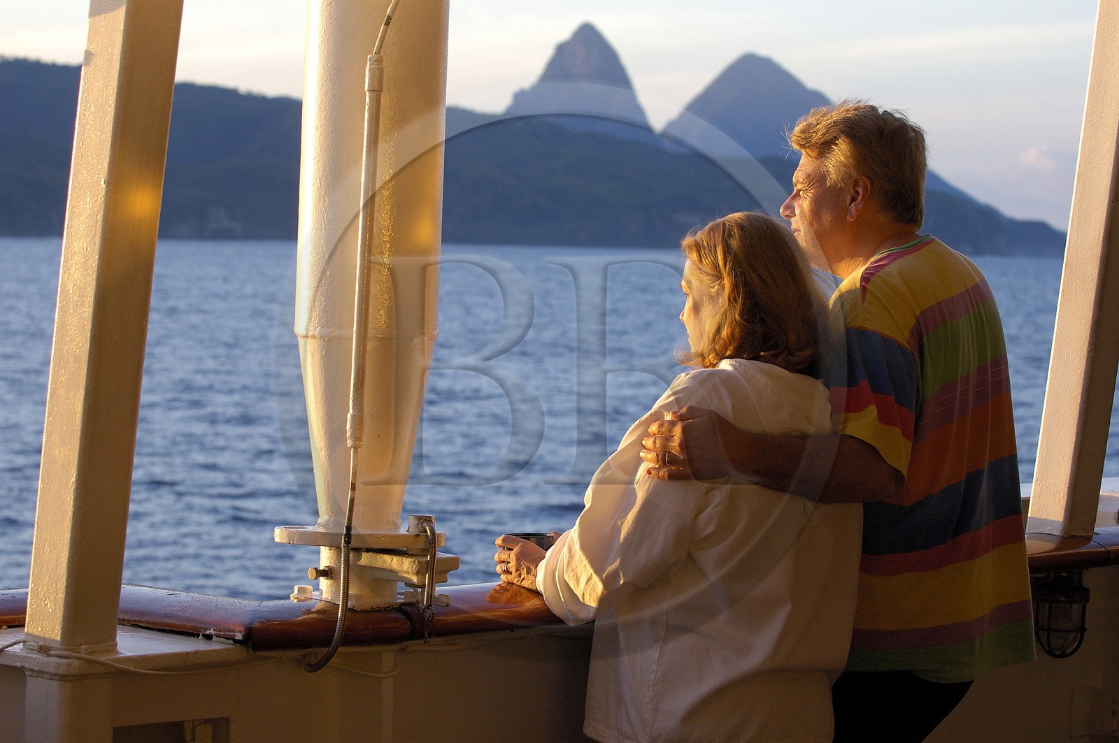 Caraïbes, île de Sainte-Lucie, couple d'amoureux à bord du Royal Clipper observant le Piton (de Soufrière)