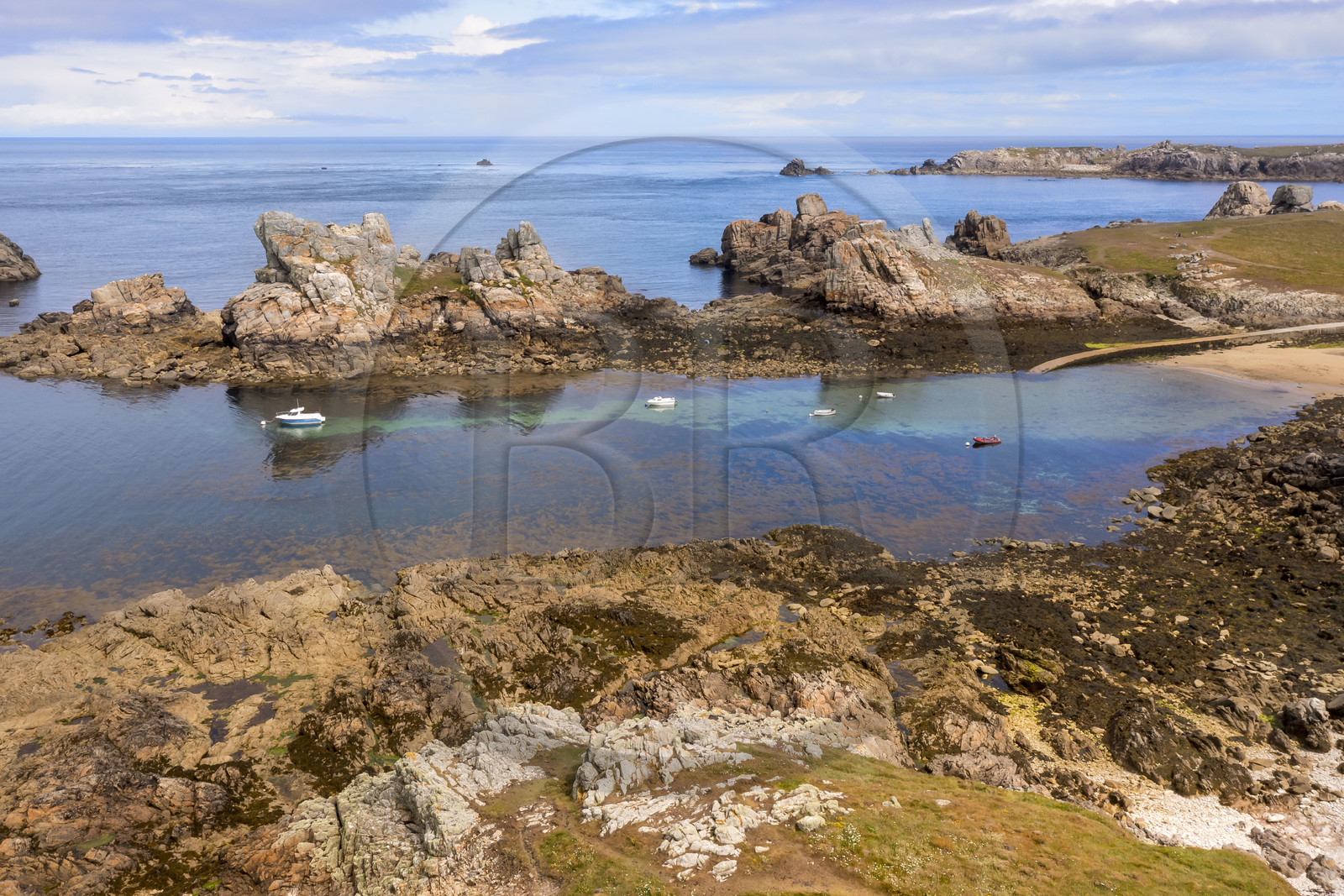 France, Finistère (29), Mer d'Iroise, Ile d'Ouessant, le mouillage de Yuzin sur la cote Nord (vue aérienne)