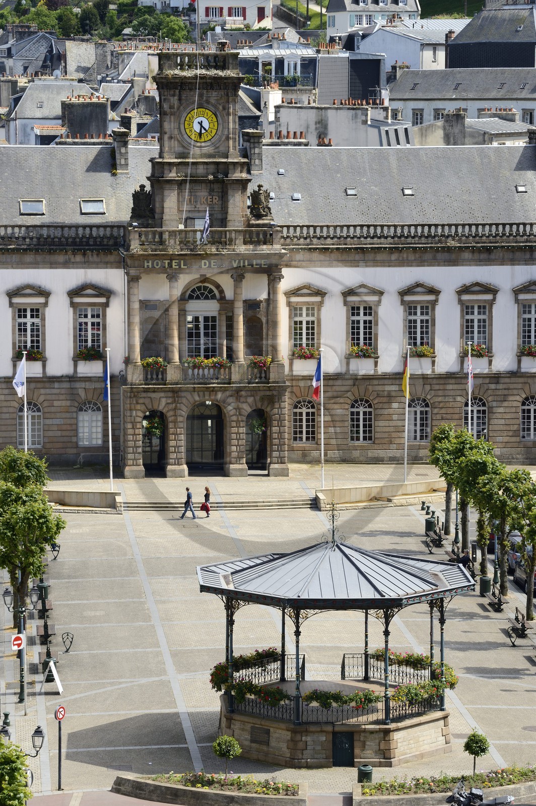 France, Finistère (29), Morlaix, l'hotel de ville sur la place des Otages et le Kiosque de 1903