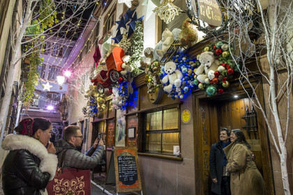 France, Bas-Rhin (67), Strasbourg, vieille ville classée au Patrimoine Mondial de l’UNESCO, la winstub Le Clou dans la rue du Chaudron avec ses décors de Noël