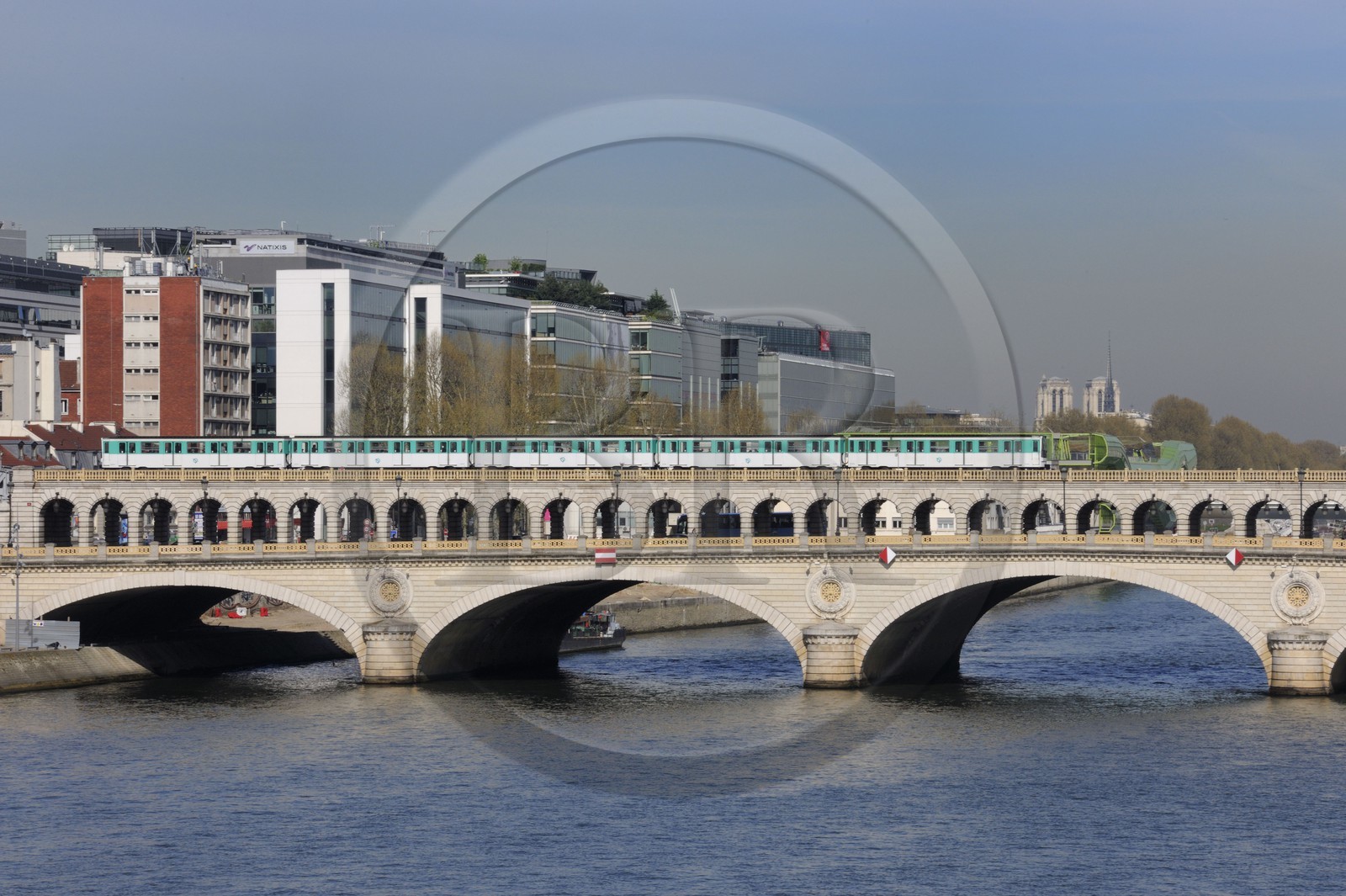 France, Paris (75), metro aerien sur le pont de Bercy