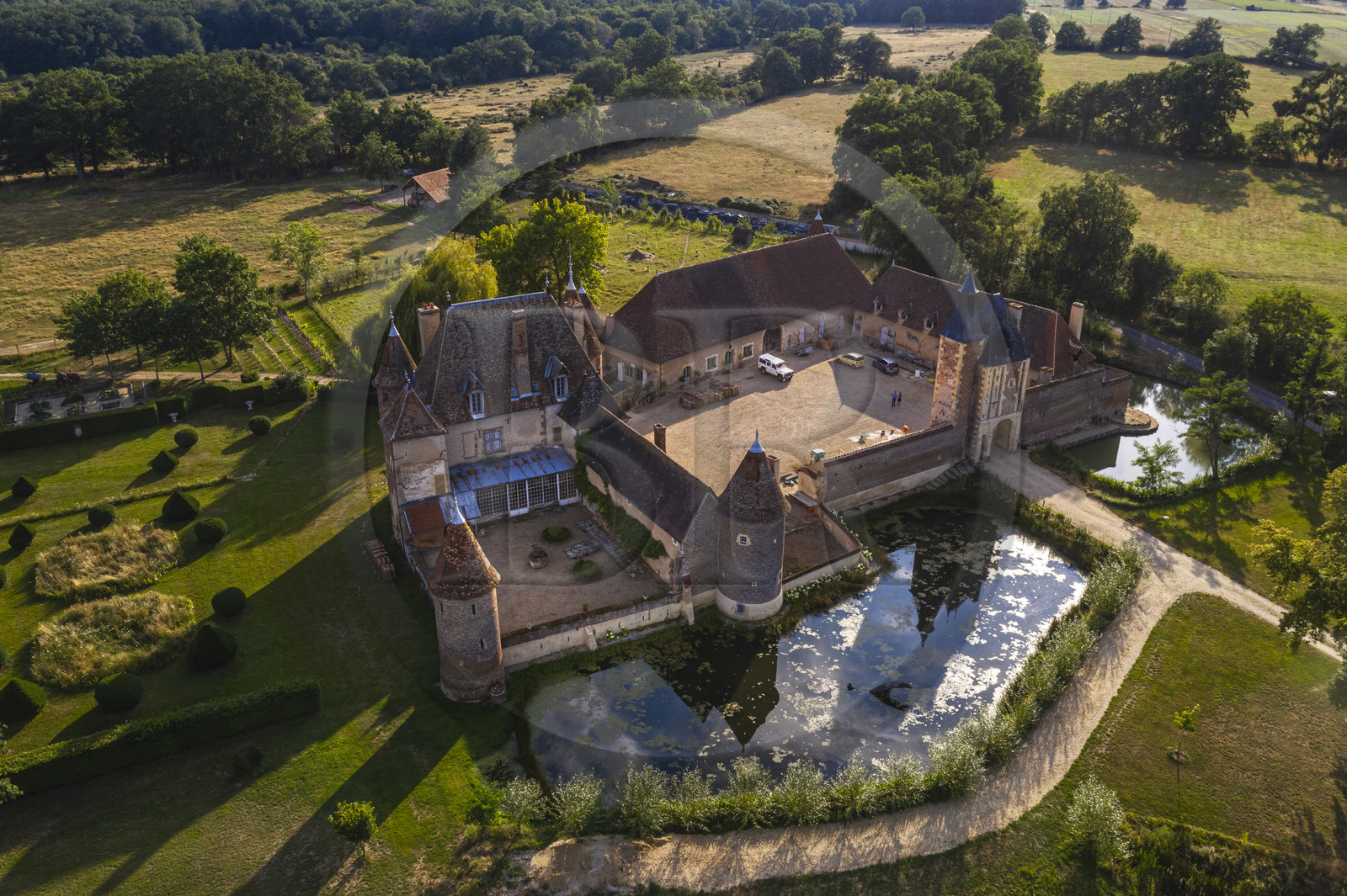 France, Allier (03), ancienne province du Bourbonnais, Chapeau, chateau de la Cour (XVe siècle à fin du XVIe siècle) et ses douves (vue aérienne)