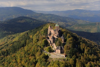 France, Bas-Rhin (67), le château du Haut-Koenigsbourg dans la forêt des Vosges (photo aérienne)