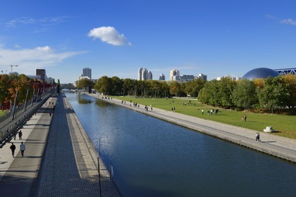 France, Paris (75), le canal de l'Ourcq dans le parc de la Villette et la Géode à droite