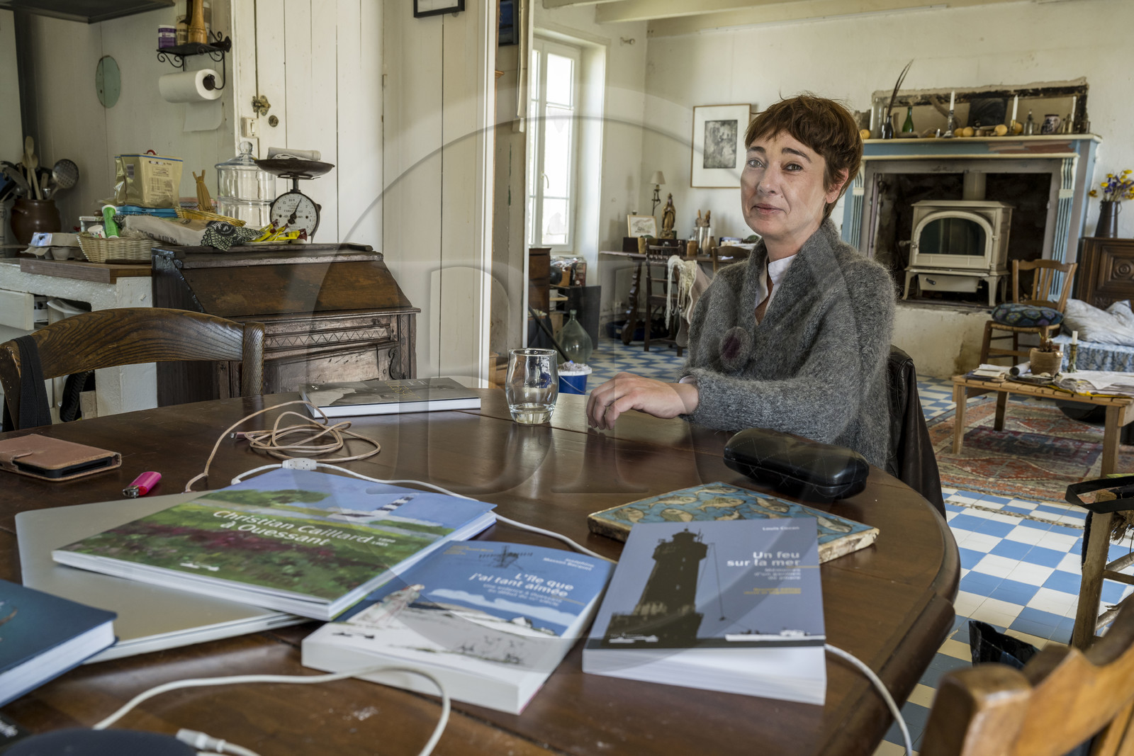 France, Finistère (29), Mer d'Iroise, Ile d'Ouessant, hameau de Keranchas, l'éditrice Helene Prigent dans sa maison