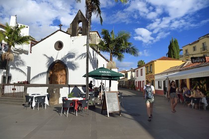 Portugal, Ile de Madère, Funchal, terrasse de restaurant sur la place Largo do Corpo Santo