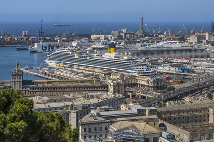 Italie, Ligurie, Gênes, le port de commerce et le terminal des passagers dominés par le phare de la Lanterna
