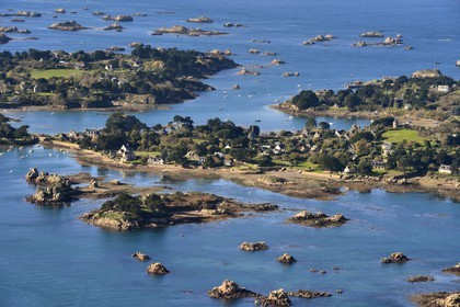 France, Côtes-d'Armor (22), Ile de Bréhat composée à marée haute de deux îles réunies au XVIIIe siècle par un pont-chaussée (appelé aussi pont-chaussée Vauban), chapelle Keranroux (vue aérienne)