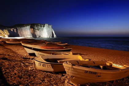 France, Seine-Maritime (76), Pays de Caux, Côte d'Albâtre, Etretat, la falaise d'Aval et la plage de la ville avec les barques de pecheurs