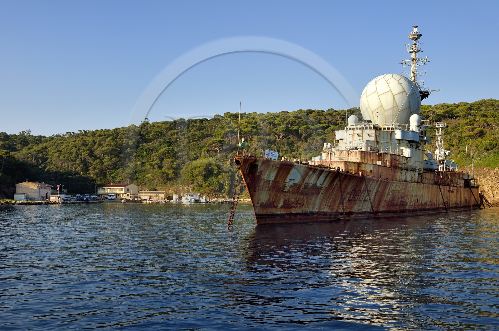 France, Var (83), Iles d'Hyères, Parc national de Port Cros, Ile du Levant, zone militaire, Port Avis protégé par l'ex-frégate lance-missiles Suffren qui fait office de brise-lames