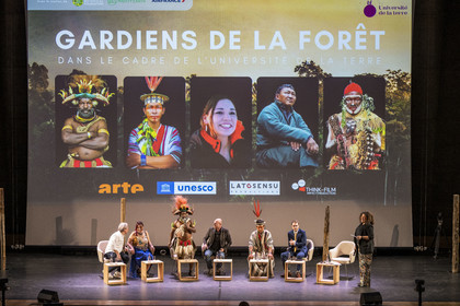 France, Paris (75), siège de l'UNESCO, conférence à l'Université de la Terre du 25 novembre 2022, Twyla Edgi Masuzumi, Mundiya Kepanga et Benki Piyako (trois leaders autochtones représentants des forêts primaires)