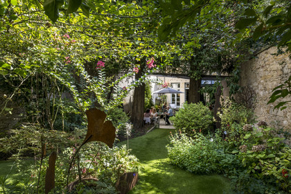 France, Côte-d'Or (21), Dijon, zone classée Patrimoine Mondial de l'UNESCO, restaurant Le Chat qui Pense dans l'ancien Hotel Monge du XVIIe siècle, coté jardin