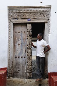 Tanzanie, archipel de Zanzibar, île de Unguja (Zanzibar), ville de Zanzibar, quartier Stone Town, classé Patrimoine Mondial de l' UNESCO, une porte de type arabe de la vieille ville dans le quartier de Shangani
