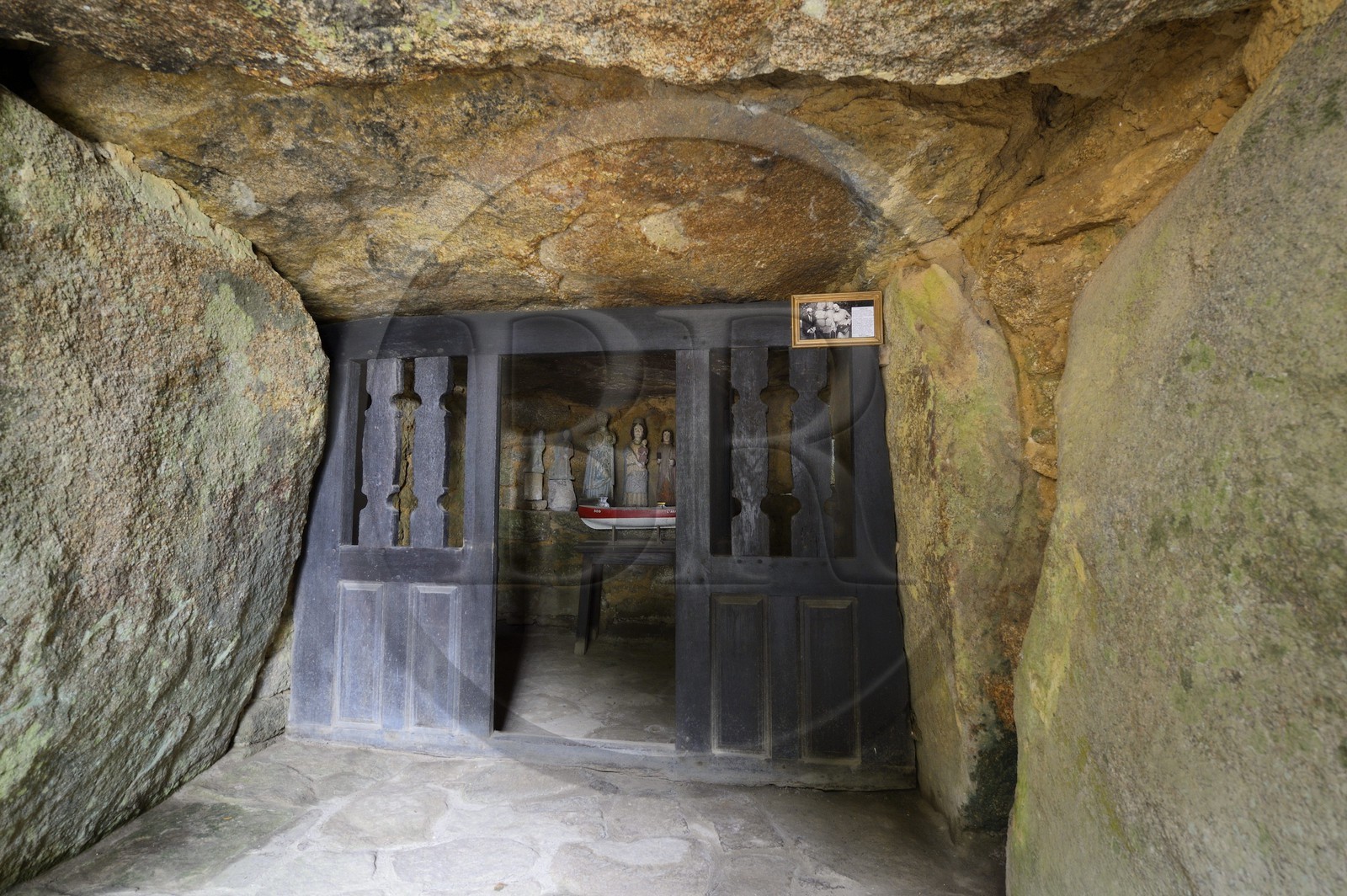 France, Côtes-d'Armor (22), Vieux-Marché, la chapelle des Sept-Saints consacrée aux Sept Dormants d'Éphèse, la crypte-dolmen du Stivel qui aurait été christianisée dès le VIème siècle