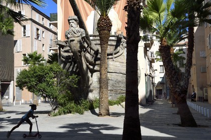 France, Var (83), Toulon, Bateau sculpture réplique de la proue de la frégate La Flore avec Neptune en figure de proue sur la place Vatel, rue Vezzani et traverse des Capucins