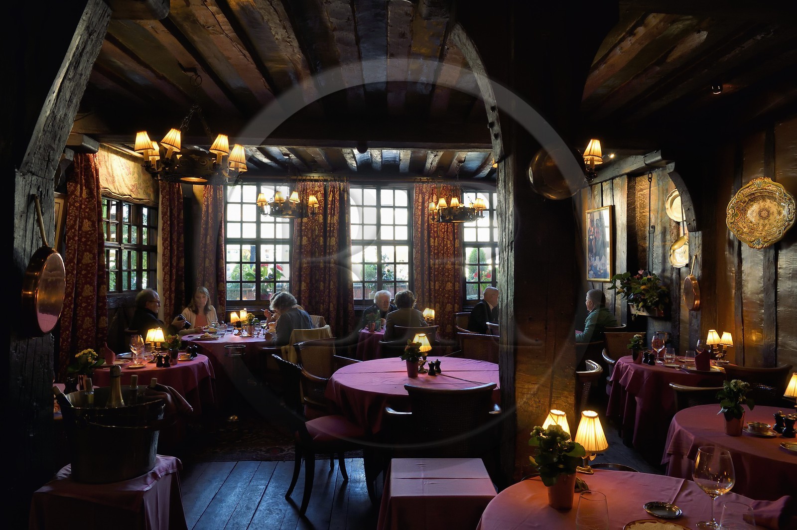 France, Seine-Maritime (76), Rouen, place du Vieux Marché, le restaurant La Couronne dans une maison à pans de bois de 1345 serait la plus vieille auberge de France
