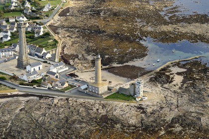 France, Finistère (29), Penmarc'h, Pointe de Penmarch, port Saint-Pierre, phare d'Eckmühl àgauche, ancien phare et sémaphore à droite (vue aérienne)