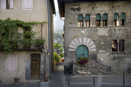 France, Hautes Alpes (05), Embrun, la maison des Chanonges de style roman du XIIIe siecle, facade à fenetres geminees, face à la cathédrale