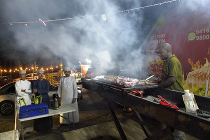 Sultanat d'Oman, Mascate, stands de grillades mishkak en plein air d’Azaibah Beach