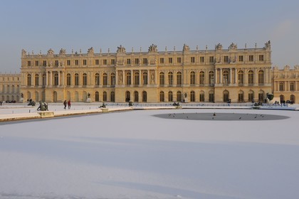 France, Yvelines (78), parc du château de Versailles sous la neige, classé Patrimoine Mondial de l'UNESCO, Parterre d'eau